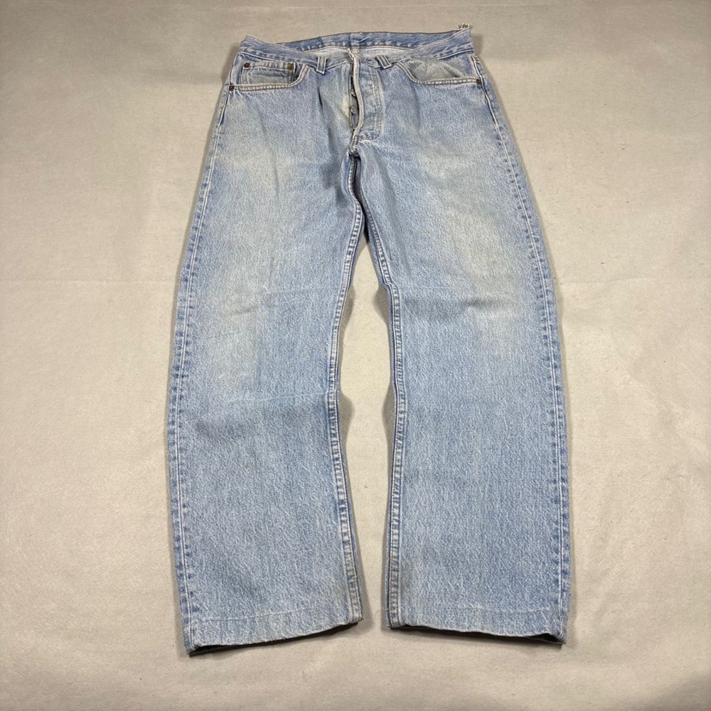Vintage Levis 501 0113 Light Wash Denim Jeans Mens 33x32 Made in USA Button Fly